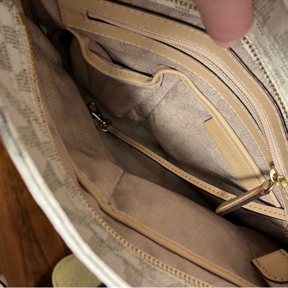 (Michael Kors) cross body travel bag never used - Picture 10 of 15